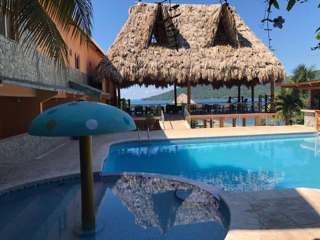 Hotel Y Restaurante El Muelle Ел Ремате Екстериор снимка
